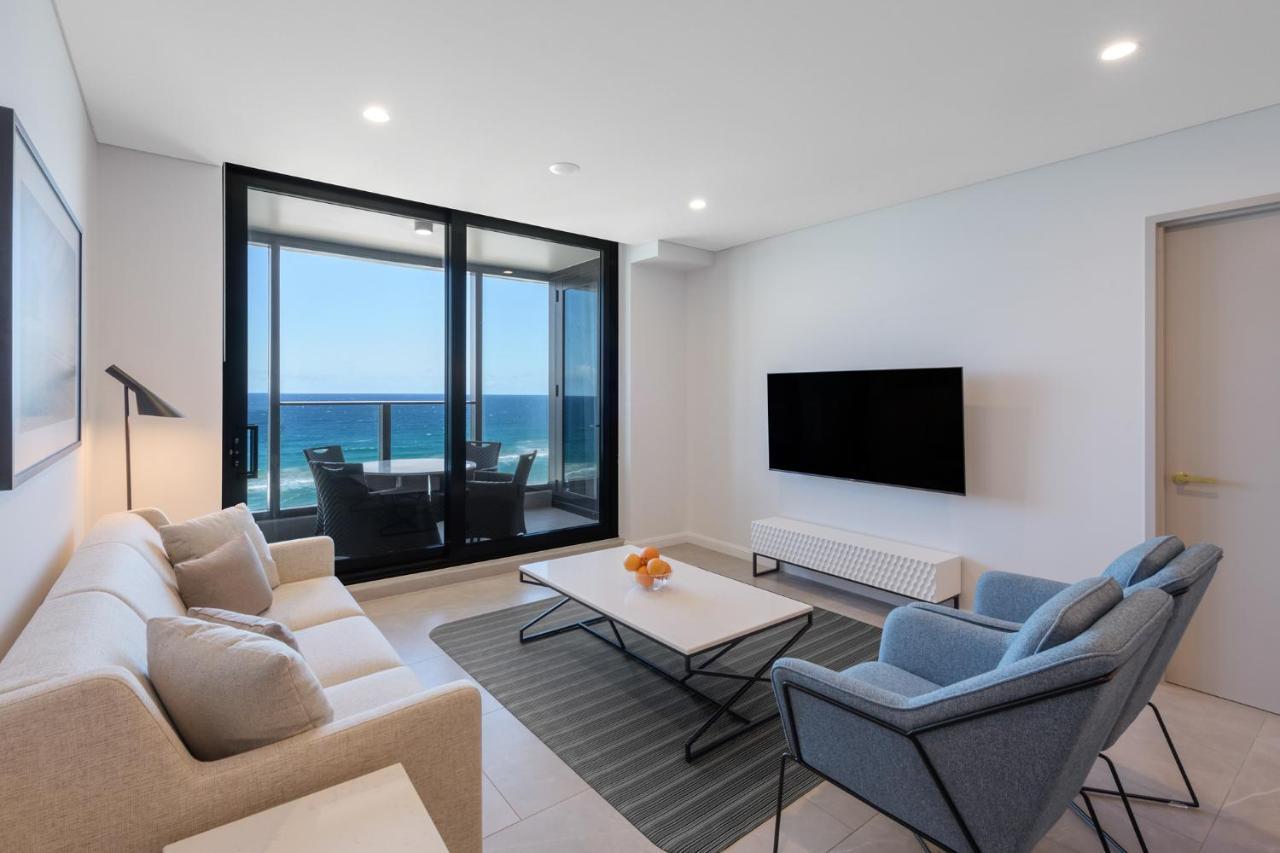 غولد كوست Meriton Suites Surfers Paradise المظهر الخارجي الصورة A living room in a modern apartment