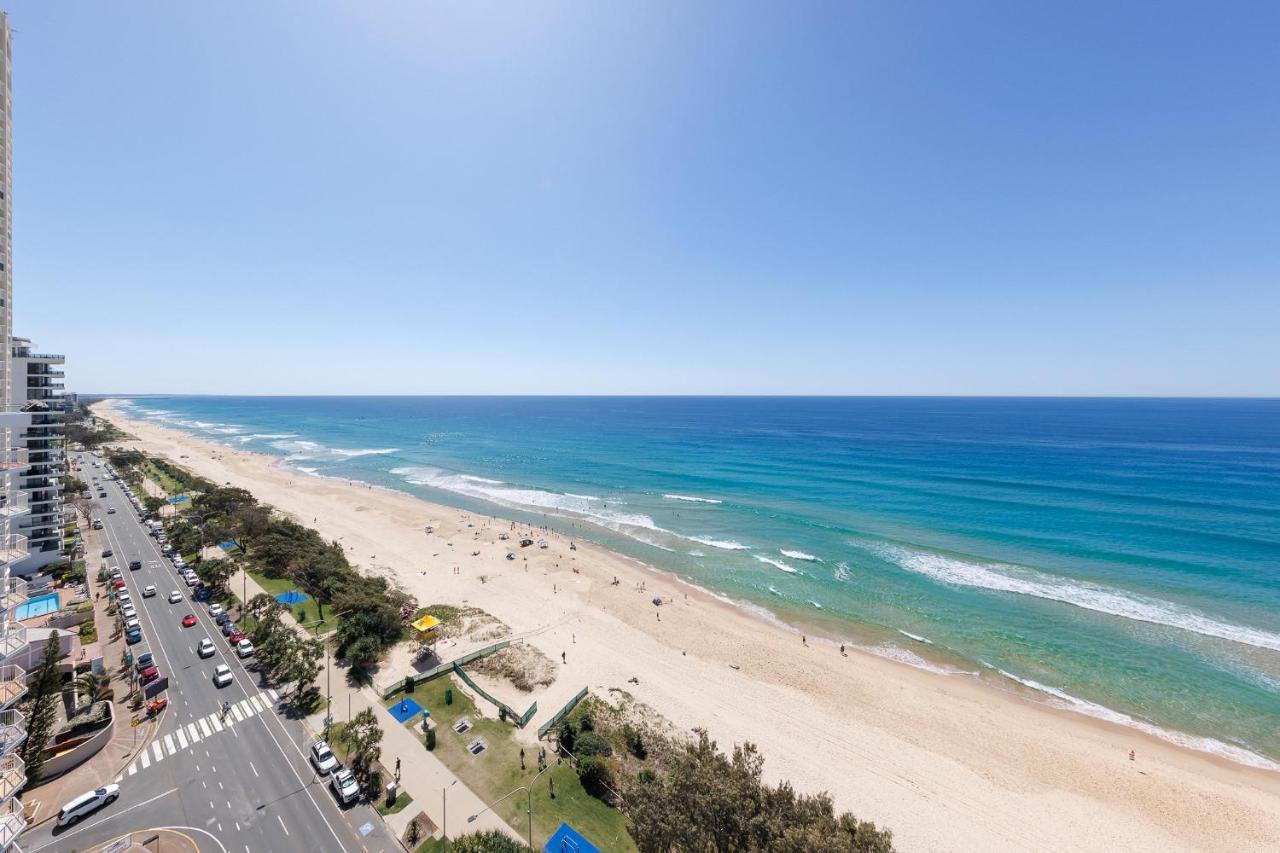 غولد كوست Meriton Suites Surfers Paradise المظهر الخارجي الصورة The beach at the resort
