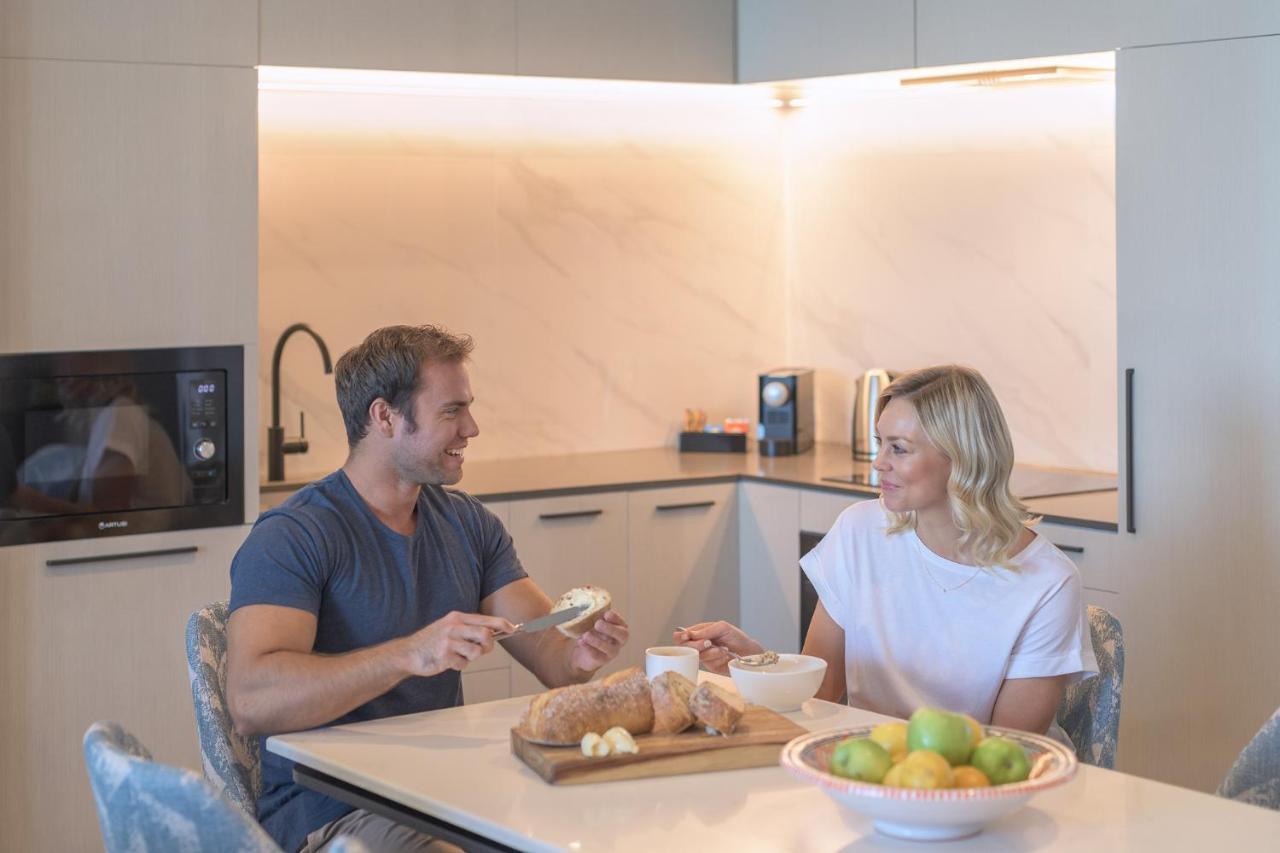 غولد كوست Meriton Suites Surfers Paradise المظهر الخارجي الصورة A couple eating in a kitchen