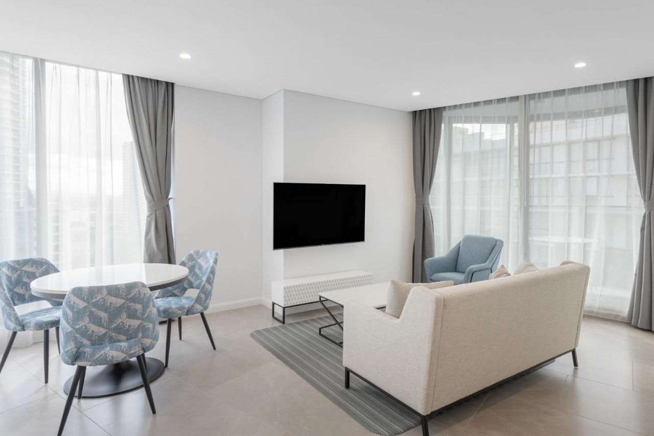 غولد كوست Meriton Suites Surfers Paradise المظهر الخارجي الصورة A living room in a modern apartment