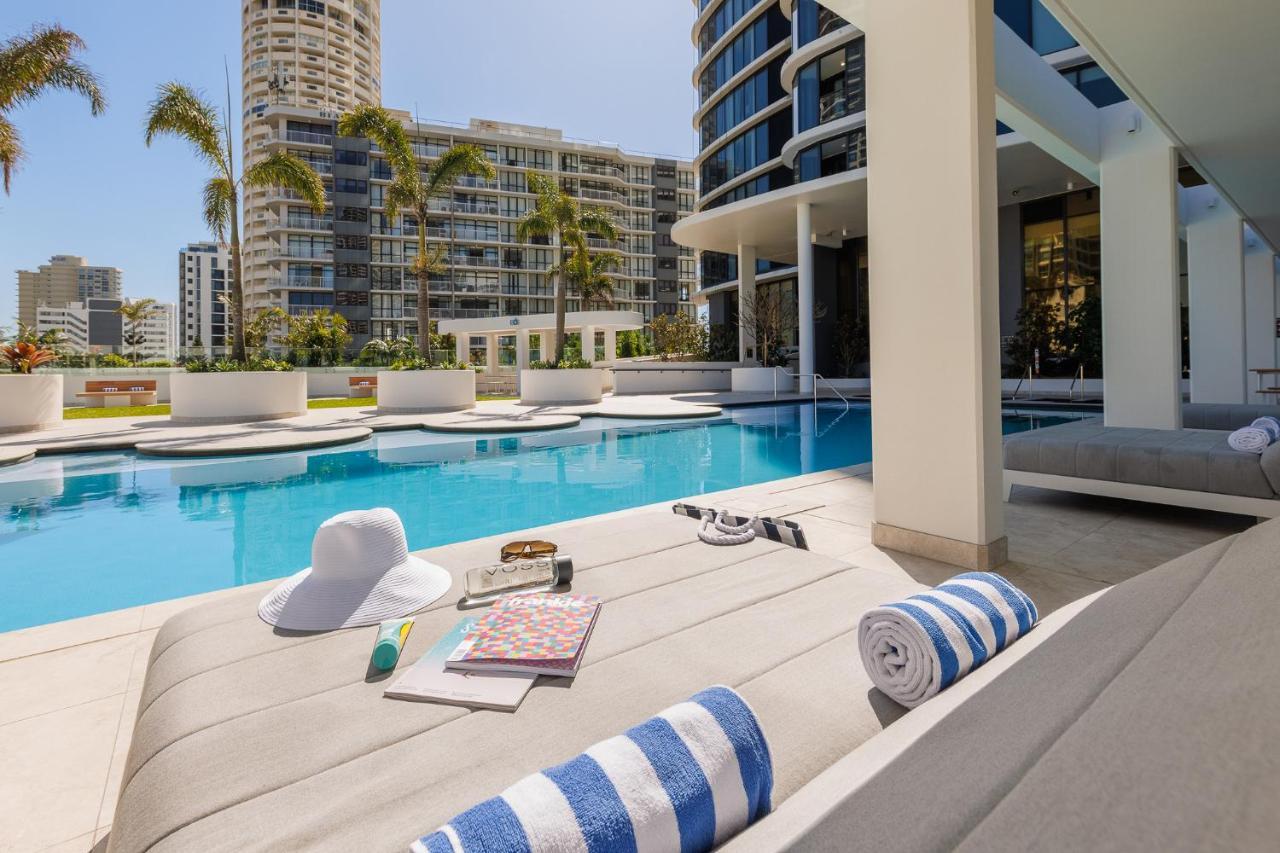 غولد كوست Meriton Suites Surfers Paradise المظهر الخارجي الصورة The swimming pool at the hotel
