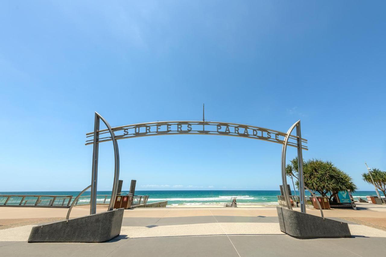 غولد كوست Meriton Suites Surfers Paradise المظهر الخارجي الصورة The entrance to the beach at Surfers Paradise