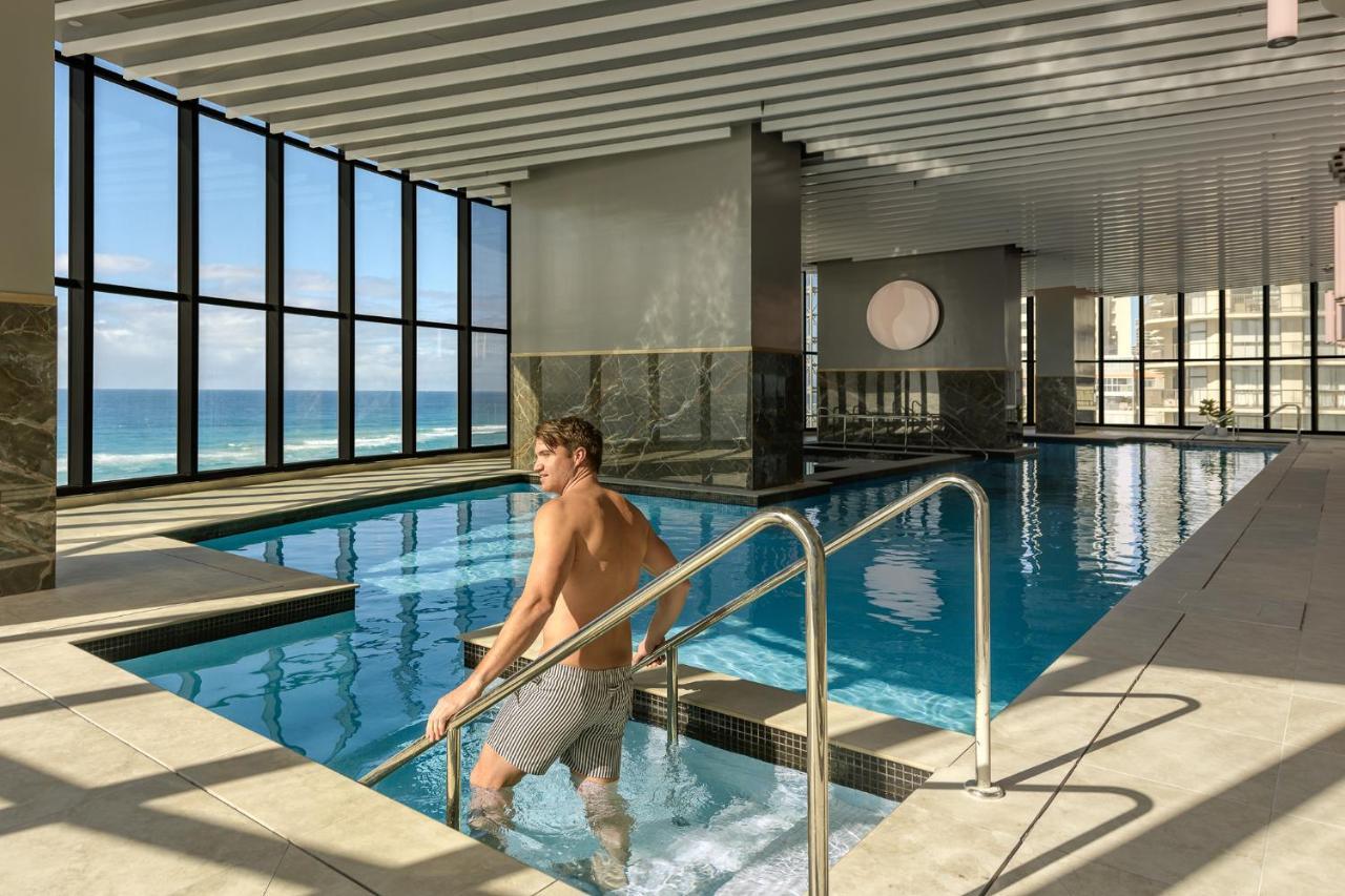 غولد كوست Meriton Suites Surfers Paradise المظهر الخارجي الصورة The swimming pool at the hotel